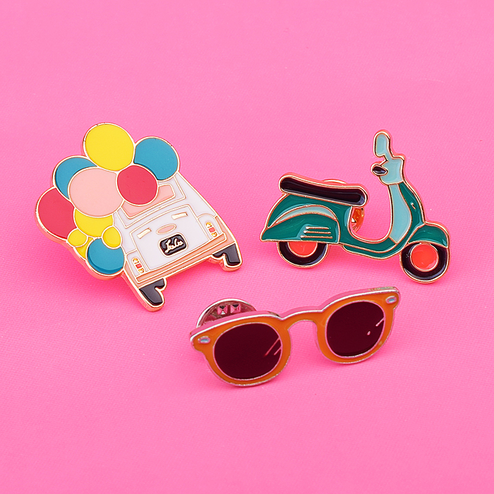 Набор значков "Holidays in Italy" эмалированные, размер изделий: автобус 3,2x3,5 см, скутер