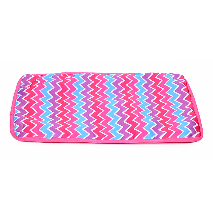 Фото к товару Набор аксессуаров для кукол (стульчик для кормления, коляска, кроватка, сумка), цвет розовый зигзаг Набор аксессуаров для кукол (стульчик для кормления, коляска, кроватка, сумка), цвет розовый зигзаг