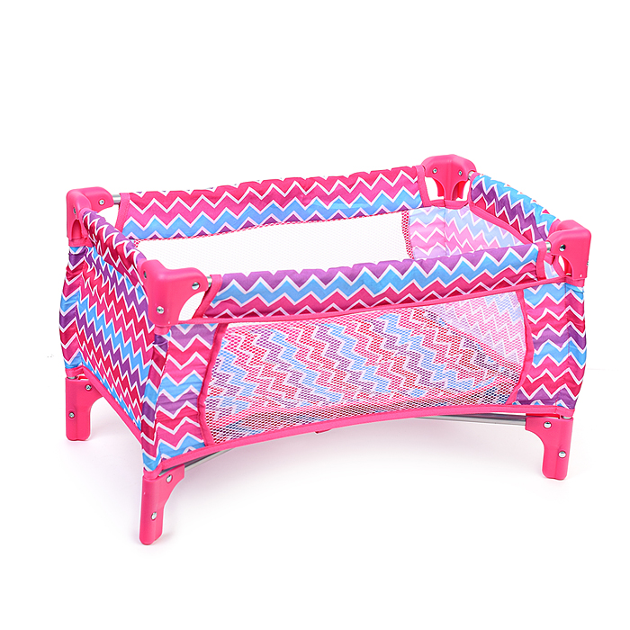 Фото к товару Набор аксессуаров для кукол (стульчик для кормления, коляска, кроватка, сумка), цвет розовый зигзаг Набор аксессуаров для кукол (стульчик для кормления, коляска, кроватка, сумка), цвет розовый зигзаг