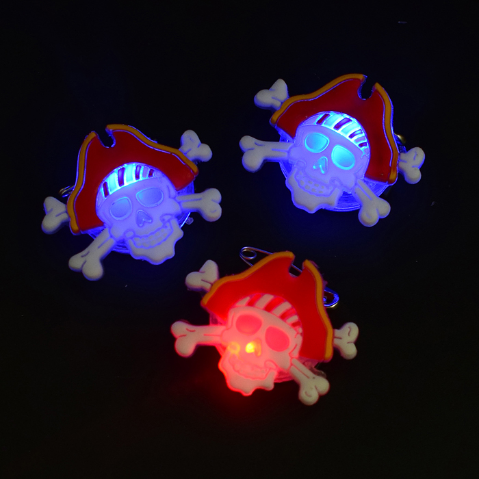 Значок 00-2901 "Пиратский череп" с подсветкой