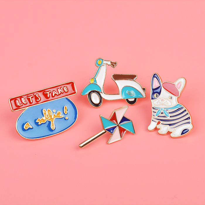 Набор значков "Chic Girl" эмалированные, размер изделий: Let's take a selfie 3,3x2,3 см, ще