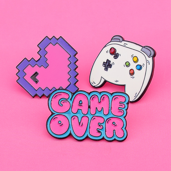 Набор значков "Game over" эмалированные, размер изделий: Game over 3,6x2,2 см, сердце 2,9x2