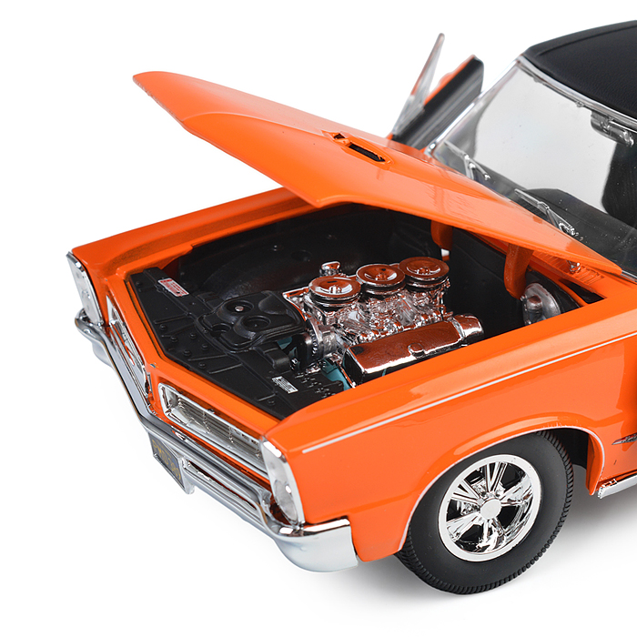 Машинка die-cast  1965 Pontiac GTO, 1:18, оранжевая, открывающиеся двери