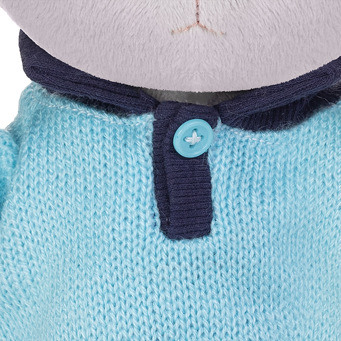 Фото к товару Колбаскин в голубом поло и штанишках, 20 см, в коробке Колбаскин в голубом поло и штанишках, 20 см, в коробке