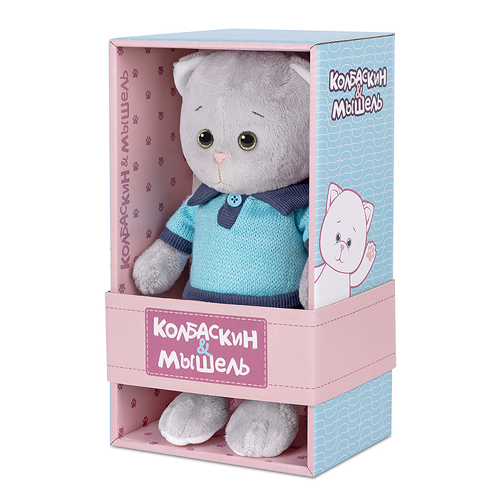Фото к товару Колбаскин в голубом поло и штанишках, 20 см, в коробке Колбаскин в голубом поло и штанишках, 20 см, в коробке