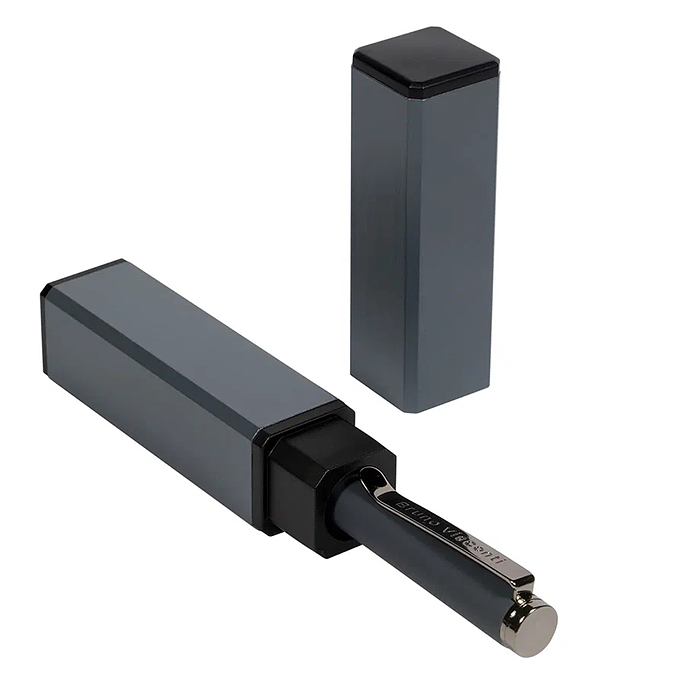 Фото к товару Ручка "Venezia Pragmatico" в тубусе прямоуг. Формы, 1,0 мм, синяя (корпус серый, футляр серый) Ручка "Venezia Pragmatico" в тубусе прямоуг. Формы, 1,0 мм, синяя (корпус серый, футляр серый)