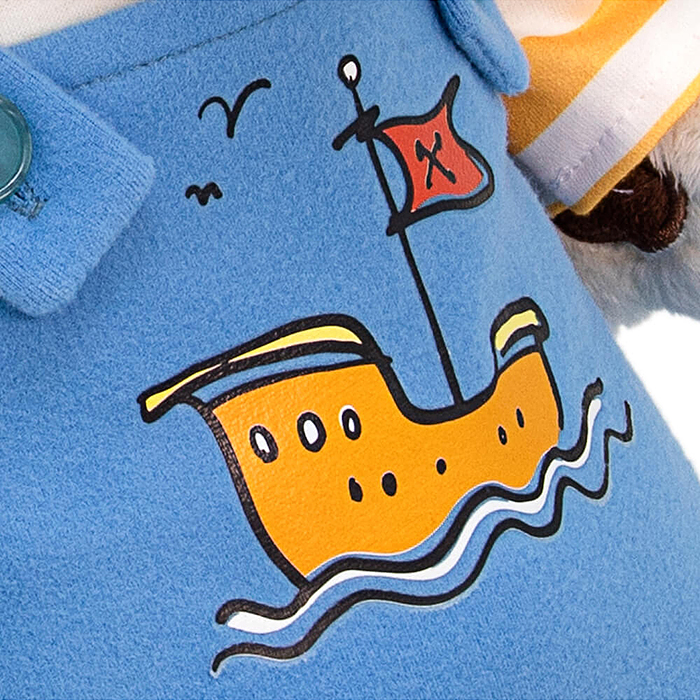 Фото к товару Собака Бартоломей в комбинезоне с корабликом Собака Бартоломей в комбинезоне с корабликом