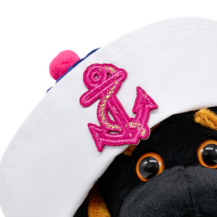 Собака Ваксон BABY в полосатом комбинезоне и панаме с якорем