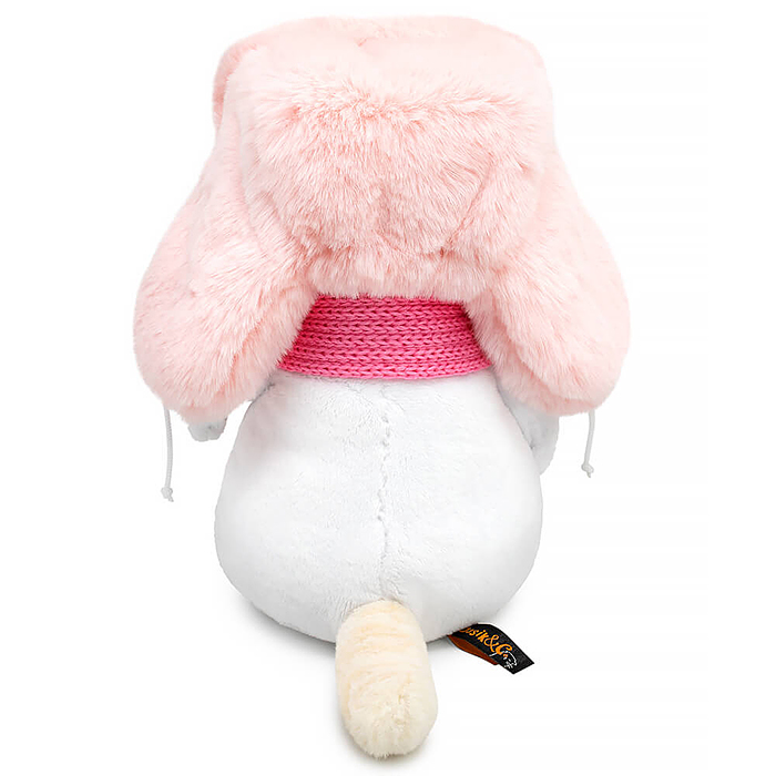 Кошка Ли-Ли в меховой шапке и шарфе