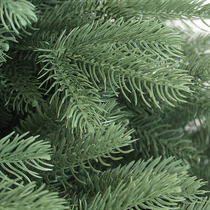 Фото к товару Ель искусственная "Декоративная" с шишками и ягодами флок 0,75м Ель искусственная "Декоративная" с шишками и ягодами флок 0,75м