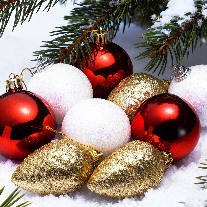 Набор новогодних украшений S2628 (золотые шишки, красные/белые шарики, 10шт х 5см)