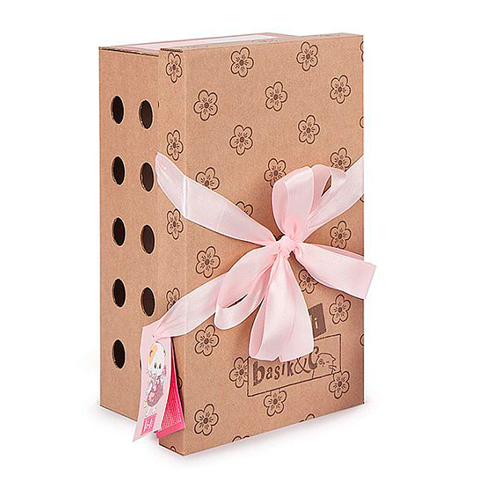 Кошка Ли-Ли в двухцветной шапке