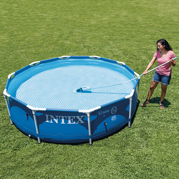 Фото к товару Вакуумный пылесос для чистки бассейна на аккумуляторах с ручкой 2.8м, 28628 INTEX Вакуумный пылесос для чистки бассейна на аккумуляторах с ручкой 2.8м, 28628 INTEX