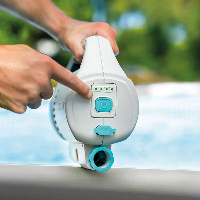 Фото к товару Вакуумный пылесос для чистки бассейна на аккумуляторах с ручкой 2.8м, 28628 INTEX Вакуумный пылесос для чистки бассейна на аккумуляторах с ручкой 2.8м, 28628 INTEX