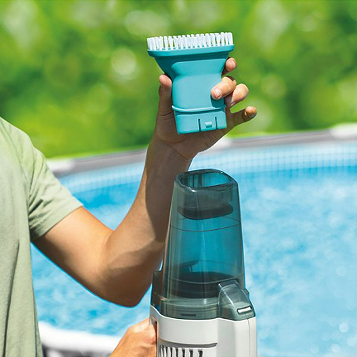 Фото к товару Вакуумный пылесос для чистки бассейна на аккумуляторах с ручкой 2.8м, 28628 INTEX Вакуумный пылесос для чистки бассейна на аккумуляторах с ручкой 2.8м, 28628 INTEX