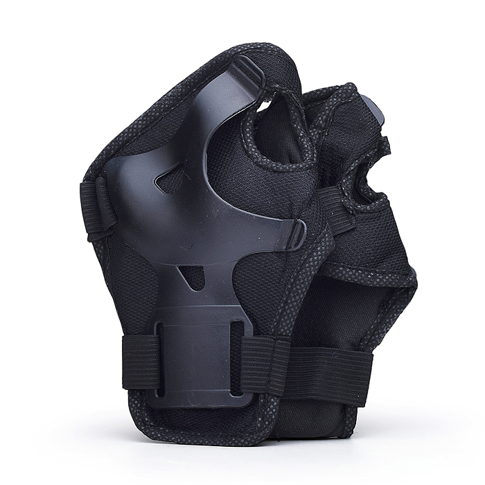 Фото к товару Ролики детские, размер M, черные (со шлемом и защитным снаряжением) Ролики детские, размер M, черные (со шлемом и защитным снаряжением)